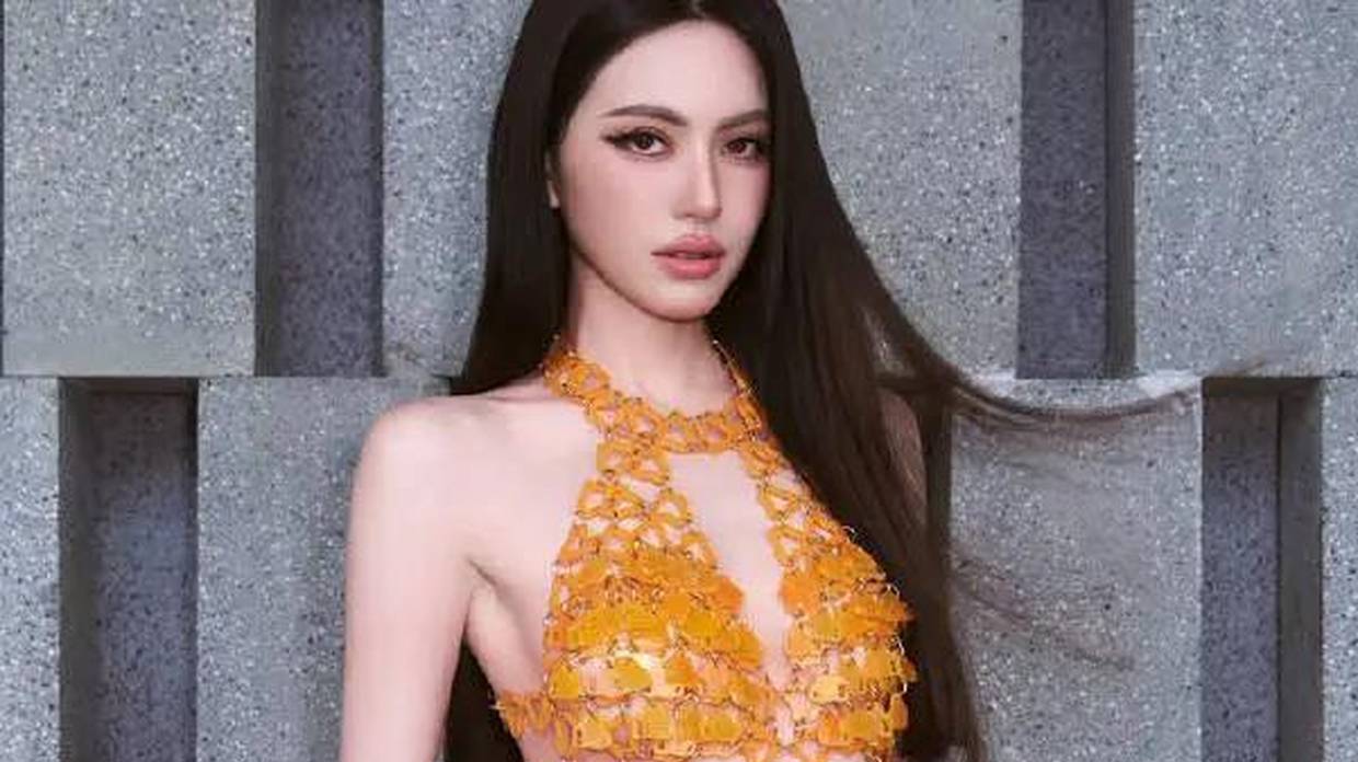 泰国女星黛薇卡Mai身着橙色镂空长裙！魔鬼身材性感火辣