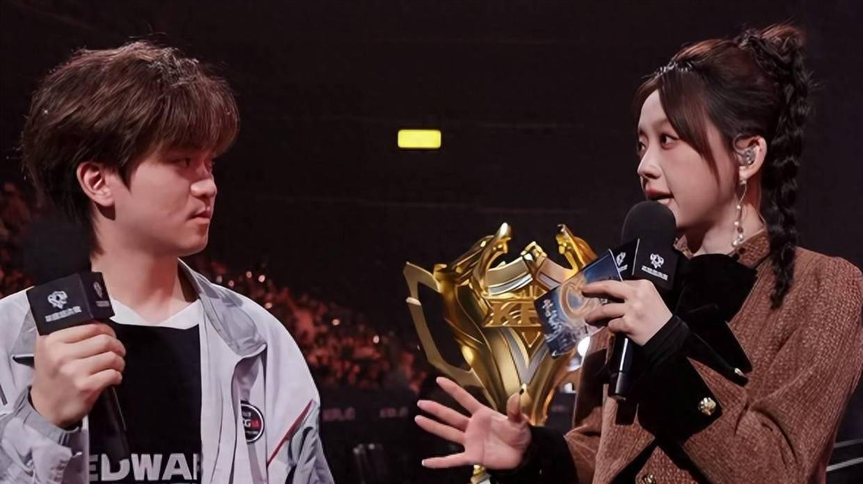 EDG晋级偷家太热血，LGD九尾神情低落，导播又给特写怼脸拍