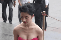 刘亦菲早年是有多大胆？刚出场下半身就被锁定，仙女也曾堕落
