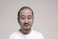 李保田54岁儿子中年叛逆，纹花臂打耳钉戴佛珠，回应：父在不留须