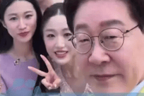 中国游客韩国偶遇李在明 合影留念