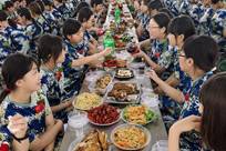 入学仪式感满满！河南周口一高中军训结束请千余名新生“搂席”，有烧鸡、小龙虾、黄河大鲤鱼等硬菜