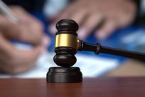 男女发生肢体冲突，因警方以证据不足不处罚起诉公安局，一人索赔14万亿美元被驳回 律师分析“天价索赔”
