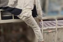 云南一高校宿舍床铺设计存隐患：两个上铺共用一侧梯子，学生下床动作惊险如“跨栏”，已有人掉下来，有学生称夜间不敢去厕所；校方回应