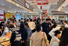 金价下跌掀起假期“购金潮”，有金店客流暴涨