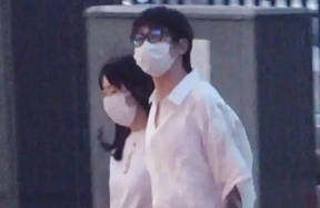 白举纲和老婆餐厅打包外带 牵手散步回家