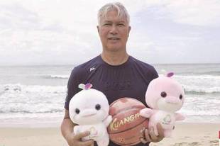中国57岁泳者3小时51分征服直布罗陀海峡