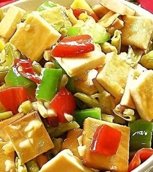 几块豆干一把豇豆，大火一炒，酸爽入味，好吃解腻，比吃肉还过瘾