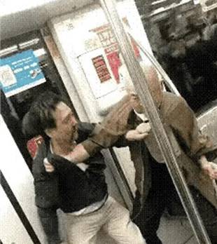 最近，一段街头斗殴视频在朋友圈和短视频平台直接炸开了锅。画面里，一位白发苍苍的