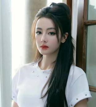 迪丽热巴不愧是“顶级美貌”，简单白T恤穿出高级时髦感