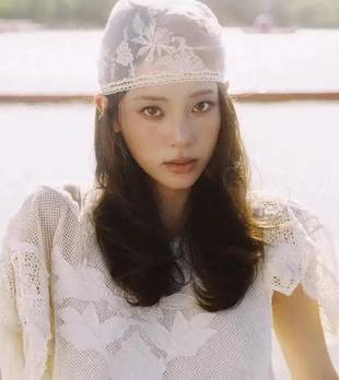 时髦and个性，欧阳娜娜超高美商，零零后小花里的审美先锋者