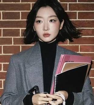 这个初秋，周冬雨带火高智感穿搭，又美又飒！
