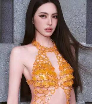 泰国女星黛薇卡Mai身着橙色镂空长裙！魔鬼身材性感火辣