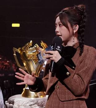 EDG晋级偷家太热血，LGD九尾神情低落，导播又给特写怼脸拍