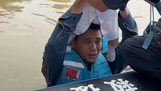 “担心水中有细菌，所以将婴儿举过头顶”