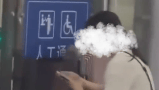 女子迟到错过列车检票，跪地哀求工作人员放行