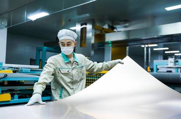 东莞隐形巨头，卖覆铜板半年赚了33亿