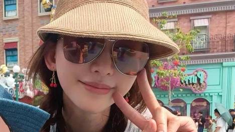 林志玲和老公带孩子逛环球影城，她穿六千块的鞋，老公看着比她老