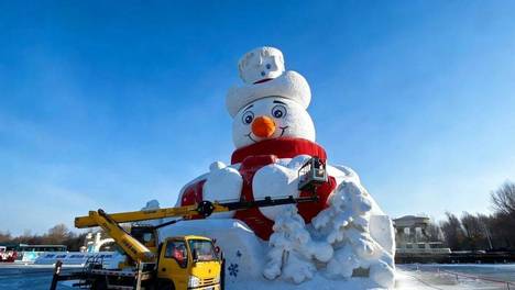 雪人先生做“高空美容护理”，太阳岛雪博会最佳状态迎新年