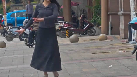 女子感情受挫精神不好，经常在大街上跳舞，网友：好漂亮，可惜了