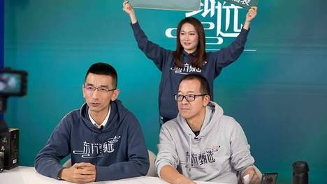 俞敏洪哽咽道歉，承认管理出问题，东方甄选F4集体出走，老俞这次真的扛不住了 东方甄选因管理问题引发主播集体离职，俞敏洪承认制度管控过度，承诺复盘优化管理，转型之路艰难。