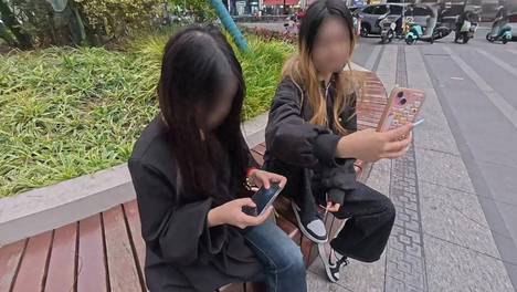 崩老头爆火背后：20块一句“哥哥”，击穿百万中年男人