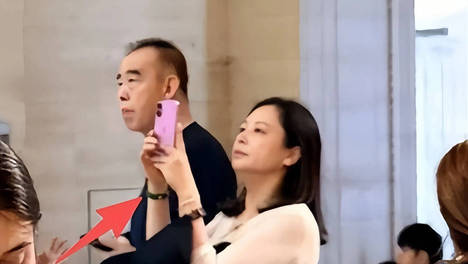 陈凯歌眼光真绝！58岁陈红穿微透上衣身材丰腴，看脸还像30出头