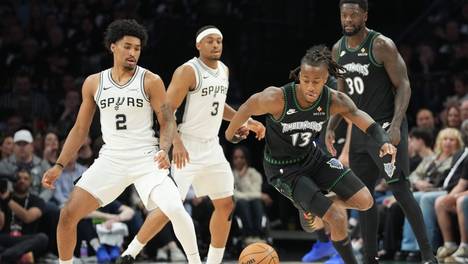 NBA-马刺4-2森林狼进西决 文班亚马争抢篮板球
