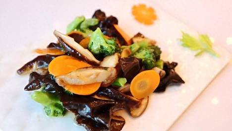 西兰花和香菇简直是绝配，大火翻炒几下，脆嫩入味，越嚼越香