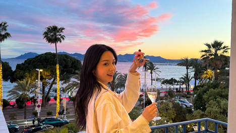 周也520庆生随拍曝光！头顶小蛋糕与晚霞合影好美