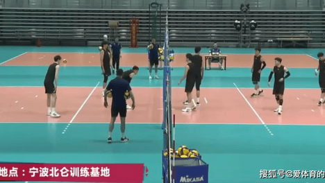 中国男排集训直播看点足：张哲嘉意外受伤，俞元泰大心脏带队逆转