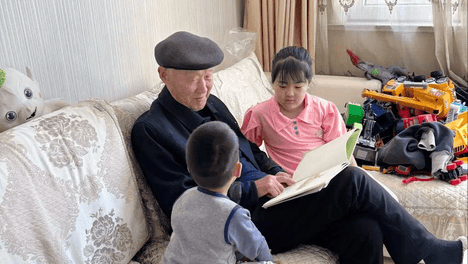 孩子为何“窝里横外面怂”？与这位家庭成员关系很大，真相扎心了