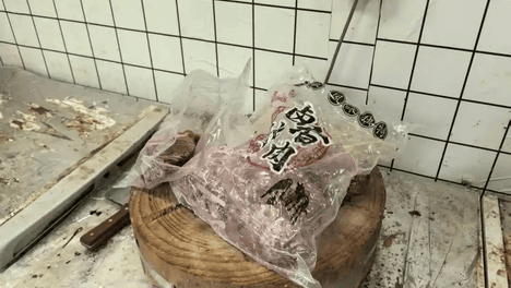 上海一餐饮店用猪肉冒充“驴肉火烧”，高价售卖50余万元