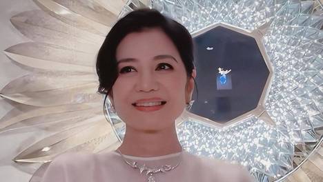 “钟楚红”看不出是60年代的，穿白色薄纱连衣裙配盘发，优雅贵气