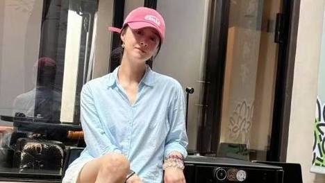 蒋欣减肥成功带火了一种新穿法：蓝衬衫+短裤+棒球帽，时髦又减龄
