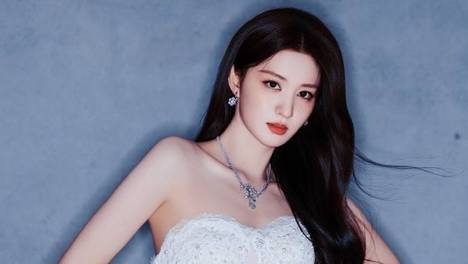 被王楚然的“饱满”身材惊艳了，一袭抹胸裙秀出曲线感，气质撩人