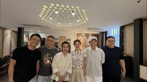 张艺谋夫妇与张嘉益等人聚会 45岁陈婷越活越年轻