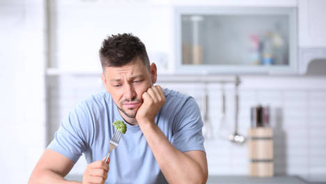 晚饭七分饱被推翻了？医生发现：过了60岁，吃饭尽量要做到这4点