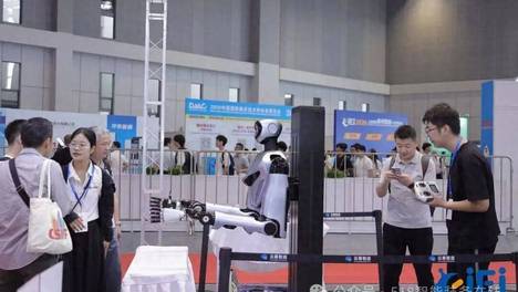 云幕智造斩获数千万元 Pre-A 轮融资 并发布60kg双臂重载人形机器人