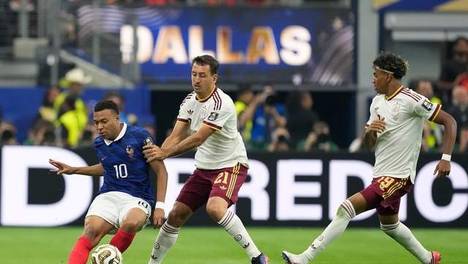 西班牙半场1-0法国！世界杯巅峰半决赛：亚马尔被踢倒，制造点球