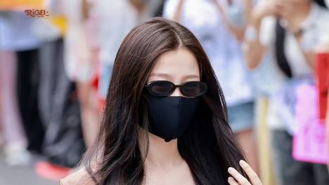 虞书欣穿荷叶短上衣配印花短裙 腰身纤细又甜又辣