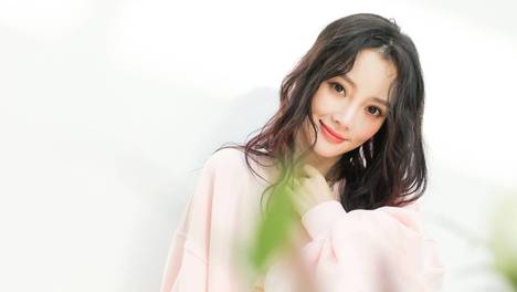 李小璐首次回应做头发事件，公开真实离婚时间，意图洗白婚内出轨 李小璐公开回应离婚时间，试图洗白婚内出轨，称与贾乃亮2018年离婚，但夜宿门事件早于离婚，仍遭质疑。