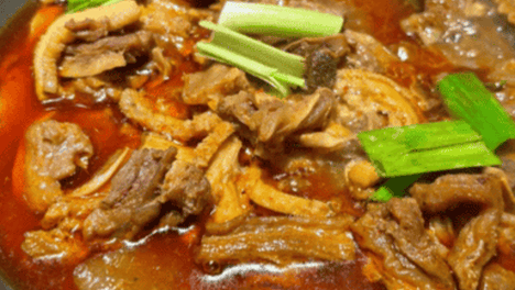 湖北公安牛肉火锅醇厚入味，香料分次下锅增香