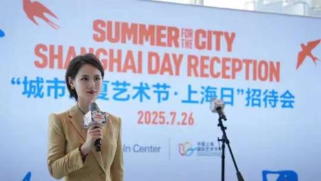 上海女主持陈璇采访外国导演卑躬屈膝，与杨澜形成鲜明对比，网友叹