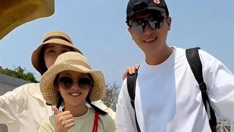 丈夫是知名主播，妻子貌美如花为财务高手，现儿女绕膝，坐拥金山