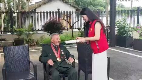 致敬峥嵘岁月——慰问抗美援朝老兵谭科武老前辈