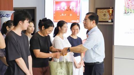 兴宾区总工会“夏送清凉”走进双蚁药业
