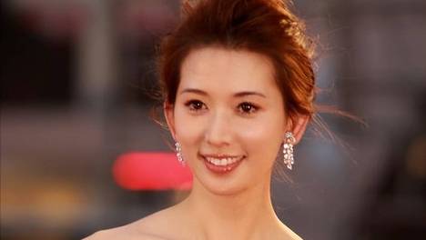 林志玲晒日本老公演唱会照，还公布儿子照片，引发网友一面倒批评