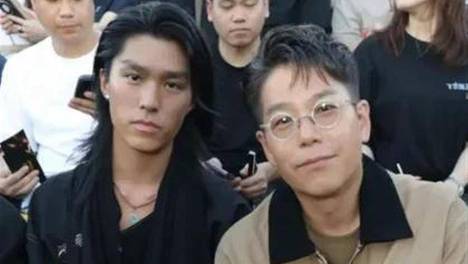 从硬汉到妩媚！知名港星儿子长发飘逸表情娇媚，装扮偏女性化，昔日帅气形象不再
