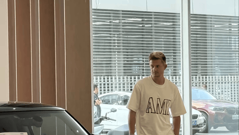 成都蓉城的后卫索罗金完成了生活中的一件“大事”，他拿到了中国驾照许可，然后去看了车